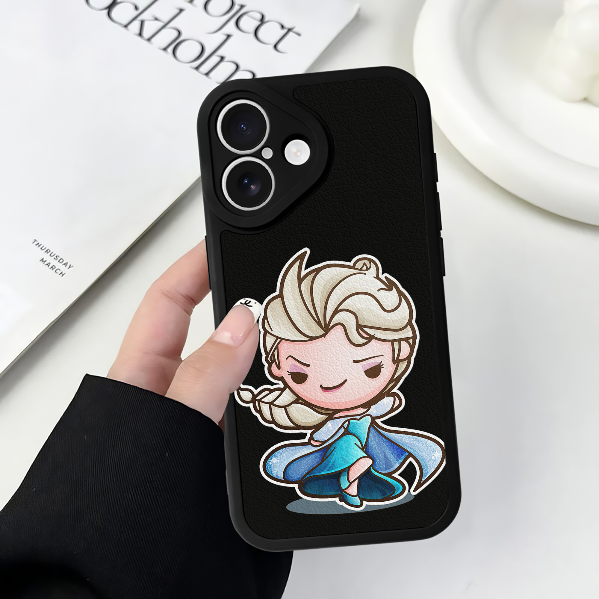 （画像用） アナと雪の女王 アンナ エルサ Frozen Anna Elsa 【iPhone 16シリーズ対応】シリコンスマホケース（レザー調） 材質：シリコン